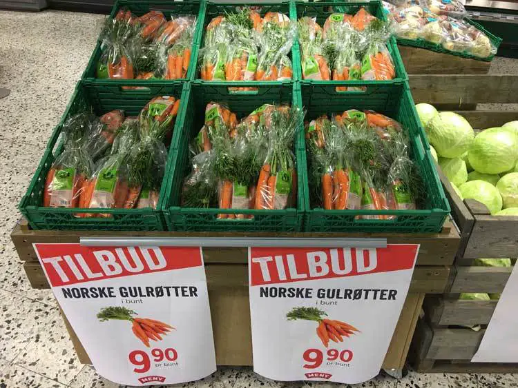 Carrots-for-sale-at-supermarket